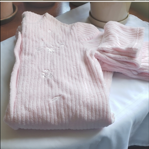 Miss Elaine Robe - Picture 10 of 11